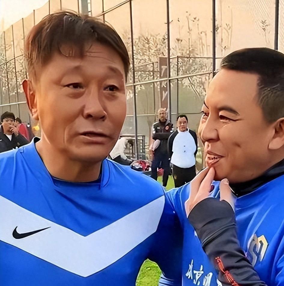 kaiyun-前国脚高峰现状：54岁很显老，妻子也是运动员，二儿子和继父更亲