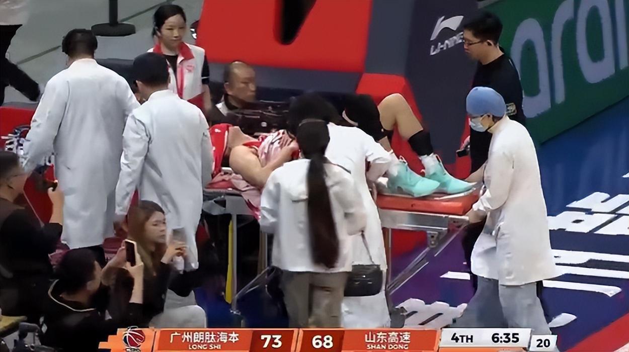 开云官网-退役X因素？郭艾伦左膝受伤捂脸沮丧 近三年仅打21场合同也将到期