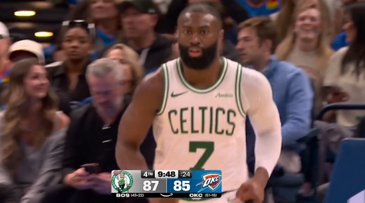 开云体育官网-攻防建功！杰伦·布朗扑防大帽切特 顺势反击一条龙暴扣