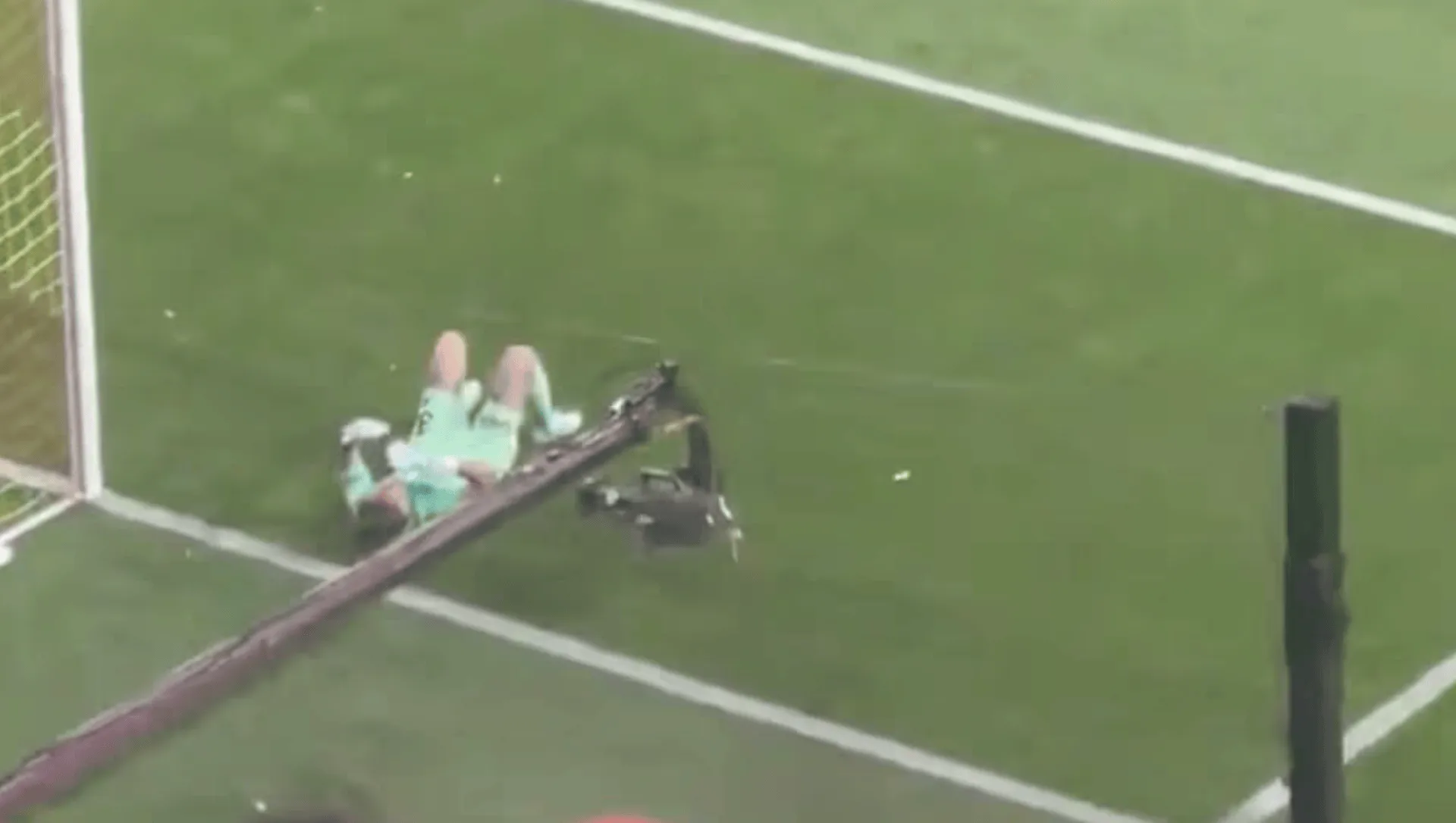 开云官网-前曼城门将埃德森比赛中被杂物击中，倒地后愤怒推开摄像机